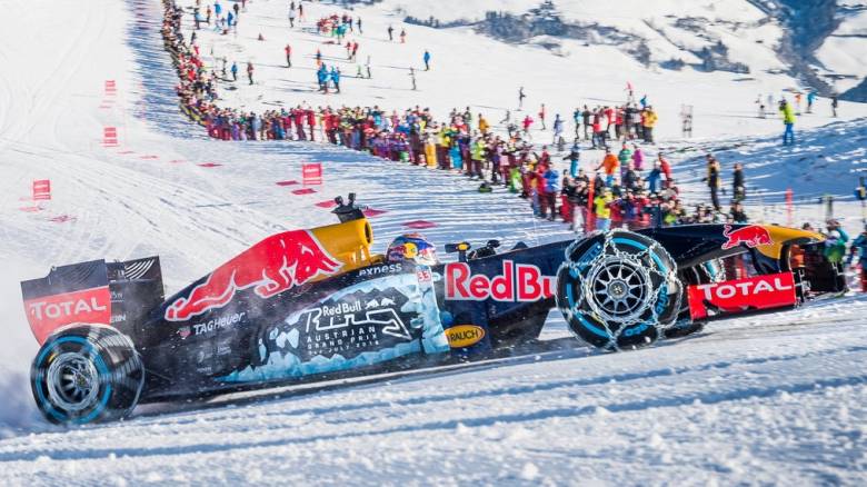 Ο Max Verstappen οδηγεί εντυπωσιακά μονοθέσιο F1 της Red Bull σε πίστα του σκι