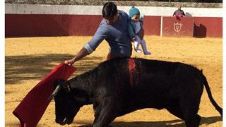 Ισπανία: Κατακραυγή για τον ταυρομάχο που αγωνιζόταν αγκαλιά με το παιδί του