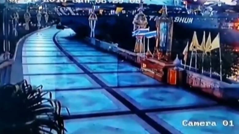 Βίντεο – ντοκουμέντο: Εμπορικό πλοίο προσκρούει σε αποβάθρα της Μπανγκόκ