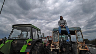 Αγρότες: Σφίγγουν τον κλοιό των μπλόκων