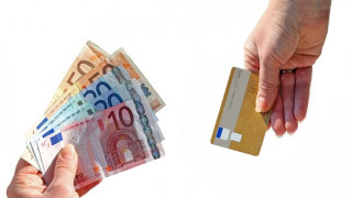 Νομοθετικό «μπλόκο» στη μετακύλιση του κόστους χρήσης καρτών από τον προμηθευτή στον καταναλωτή