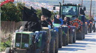Μπλόκα αγροτών: «Σφραγίζουν» την εθνική στα Τέμπη, κλιμακώνουν τις κινητοποιήσεις