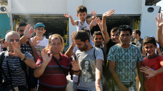 Συνωστισμός προσφύγων και μεταναστών στον Πειραιά