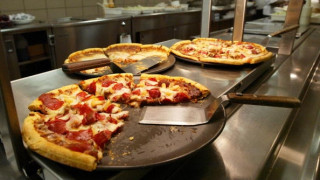 Αποζημίωση καταναλωτή για τραυματισμό από κουκούτσι ελιάς σε πίτσα