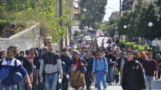 Στους δρόμους εκατοντάδες πρόσφυγες στη Χίο - Έσπασαν τα συρματοπλέγματα του κέντρου κράτησης