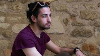 Ο Έλληνας που ζωγράφισε τα ποτήρια των Starbucks όλης της Ευρώπης μιλάει στο CNN Greece