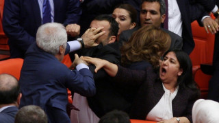 Συμπλοκές βουλευτών στην τουρκική Εθνοσυνέλευση (vid)