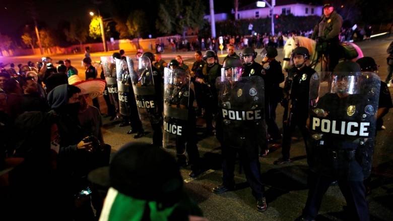 Συγκρούσεις και συλλήψεις διαδηλωτών έξω από προεκλογική ομιλία του Τραμπ
