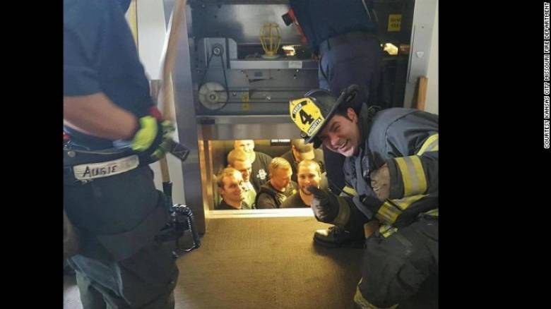Πως λέγονται 12 αστυνομικοί κλεισμένοι σε ένα ασανσέρ; Χρυσός, για το διαδίκτυο!
