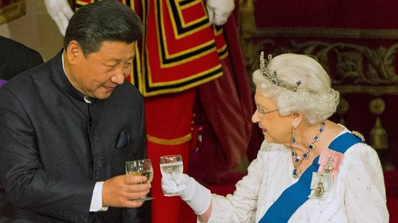 Γκάφα της βασίλισσας Ελισάβετ: Αποκάλεσε αγενείς Κινέζους αξιωματούχους