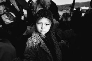 Πορτρέτο ενός μικρού κοριτσιού από το Αφγανιστάν στο κέντρο Πλάτανος, Λέσβος, Νοέμβριος 2015.