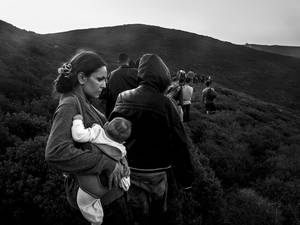 Σύρια μητέρα κρατά το 4 μηνών μωρό της καθώς φθάνει στις Οινούσσες, αφού έχει διασχίσει με βάρκα τα θαλάσσια σύνορα Ελλάδας-Τουρκίας. Σεπτέμβριος, 2015.