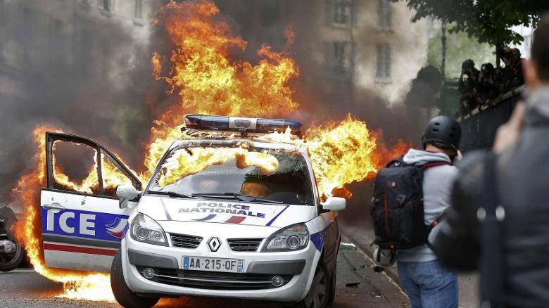 Διαδηλωτές πυρπόλησαν περιπολικό στο Παρίσι