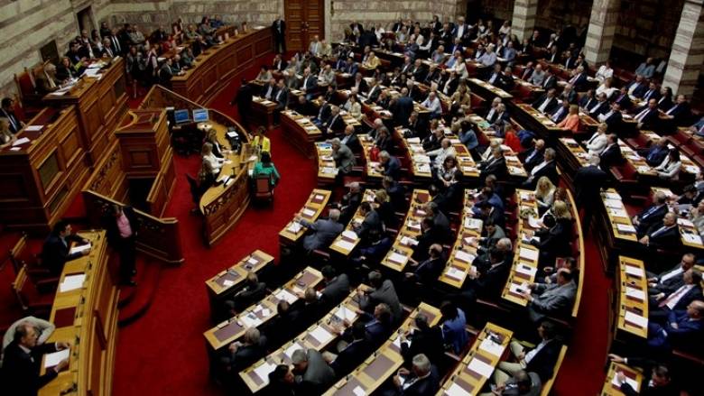 Μετωπική σύγκρουση στη Βουλή - Το βράδυ η ψήφιση του πολυνομοσχεδίου