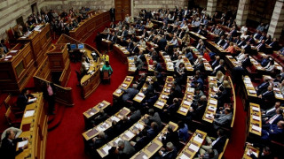 Μετωπική σύγκρουση στη Βουλή - Το βράδυ η ψήφιση του πολυνομοσχεδίου