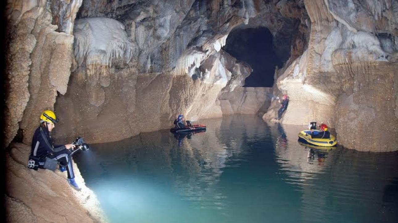 Καλάβρυτα: Το σπήλαιο με τις 13 λίμνες - CNN.gr