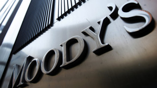 Η Moody’s υποβαθμίζει την Deutsche Bank λίγο πάνω από τα «σκουπίδια»