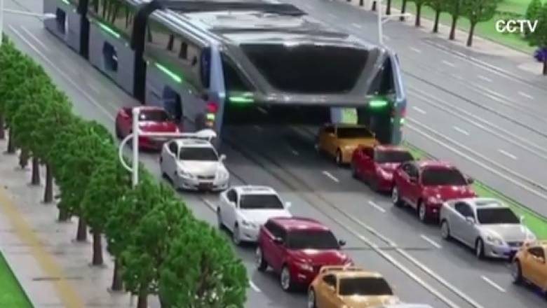 Δείτε το νέο λεωφορείο που περνά πάνω από τα αυτοκίνητα (vid)