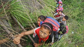 Μαθητές ανεβοκατεβαίνουν καθημερινά γκρεμό 800 μέτρων για να φτάσουν στο σχολείο
