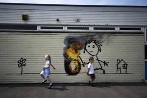 Το εντυπωσιακό γκράφιτι του Banksy σε σχολείο στο Μπρίστολ.