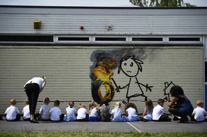 Οι μικροί μαθητές μπροστά από το έργο του διάσημου street artist.
