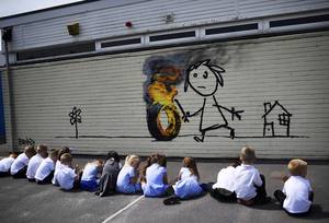 Οι μαθητές εμπνέονται από το γκράφιτι κι ετοιμάζουν τις δικές τους ζωγραφιές.
