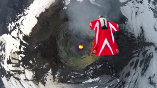 Πετώντας πάνω από τον κρατήρα ενός ενεργού ηφαιστείου (video)