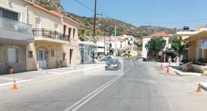 Ελάχιστα αυτοκίνητα κυκλοφορούν στο δρόμο που οδηγεί προς την Ορθόδοξη Ακαδημία Κρήτης