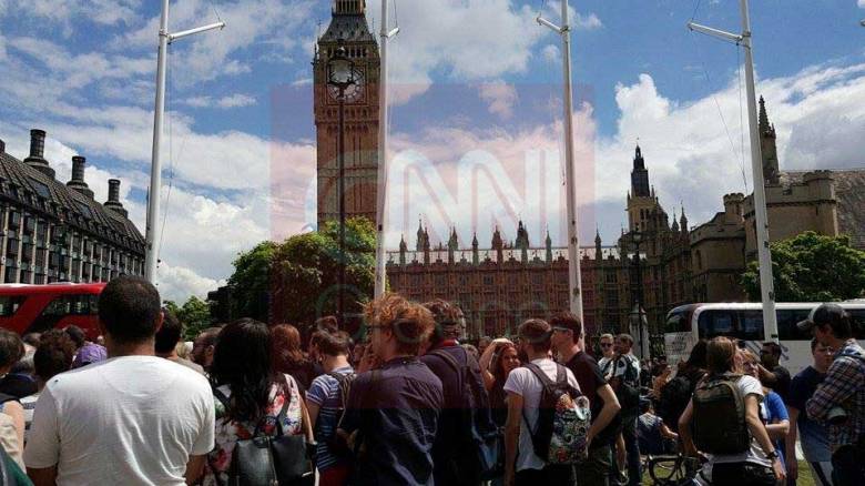 Διαμαρτυρία νέων κατά του Brexit έξω από το Κοινοβούλιο