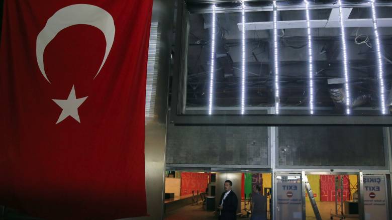 Φώτισαν κτίρια στα χρώματα της τουρκικής σημαίας