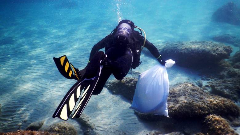 Δύτες καθάρισαν τη θάλασσα στο Λαγονήσι (pics)