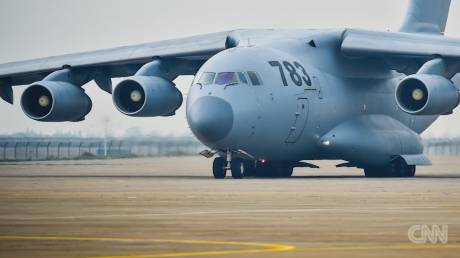 To νέο γιγάντιο στρατιωτικό αεροπλάνο της Κίνας
