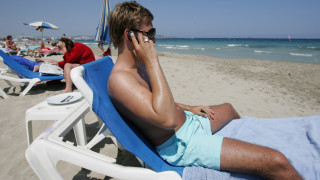 Κολλημένοι με το κινητό και όχι με την ξαπλώστρα οι τουρίστες