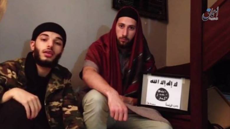 Οι τζιχαντιστές που έσφαξαν τον ιερέα ομολογούν σε βίντεο πίστη στον ISIS