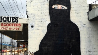 H Χίλαρι Κλίντον μουσουλμάνα. Ο αιρετικός street artist Lushlux αντεπιτίθεται στο Instagram