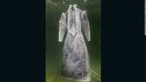 Η Ισραηλινή καλλιτέχνης Sigalit Landau δημιούργησε ένα φόρεμα από αλάτι