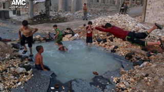 Κρατήρας από βόμβα έγινε η πισίνα παιδιών στο ρημαγμένο Χαλέπι (pic)
