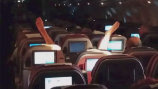 Μία γιόγκι «ξεμουδιάζει» στο αεροσκάφος και γίνεται viral