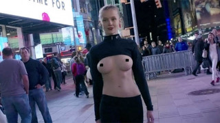 Free the Nipple: Moντέλο κάνει topless ακτιβισμό στη Νέα Υόρκη