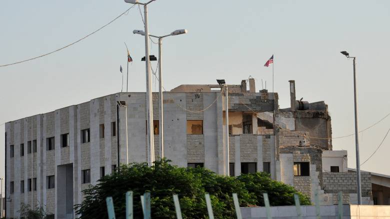 Οι Κούρδοι της Συρίας ύψωσαν αμερικανικές σημαίες στο Τελ Αμπιάντ ορατές από την Τουρκία
