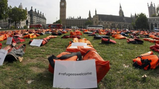 Λονδίνο: Σωσίβια προσφύγων πλημμύρισαν την πλατεία του Κοινοβουλίου
