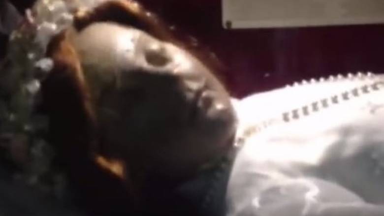 Βίντεο απεικονίζει νεκρό εδώ και 300 χρόνια κοριτσάκι να ανοίγει τα μάτια του (vid)