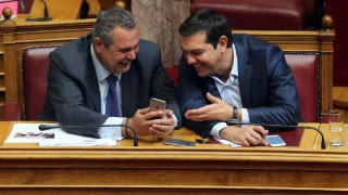 Βουλή: Η γραβάτα του Θεοδωράκη, ο βουλευτής με την εφημερίδα και τα γέλια Τσίπρα-Καμμένου (pics)