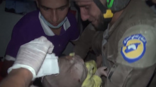 Συρία: «Λύγισε» διασώστης μετά την ανάσυρση παιδιού από τα συντρίμμια (vid)