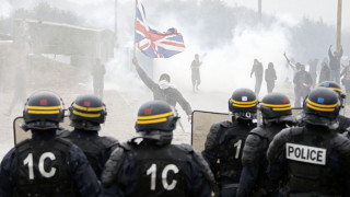 Γαλλία: Άγριες συγκρούσεις της αστυνομίας με πρόσφυγες και διαδηλωτές στο Καλαί
