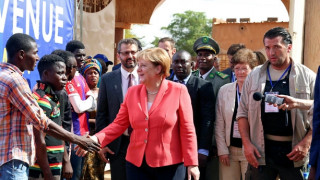 Στην Αφρική στρέφεται η Μέρκελ για την αντιμετώπιση του μεταναστευτικού