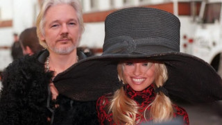 Wikileaks: όχι, η Πάμελα Άντερσον δεν δηλητηρίασε τον Τζούλιαν Ασάνζ με vegan σάντουιτς