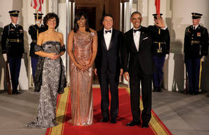 Οι Ομπάμα εντυπωσίασαν στο επίσημο δείπνο προς τιμή του Ματέο Ρέντσι και της συζύγου του. Η Μισέλ Ομπάμα με την χρυσή και ροζ, σιδερένια, Atelier Versace τουαλέτα της μονοπώλησε το ενδιαφέρον.