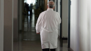 Θεσσαλονίκη: Παθολόγος καταδικάστηκε γιατί θώπευε ασθενή του