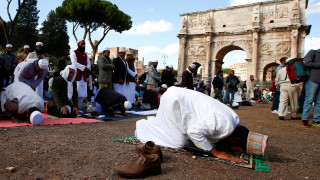 Ιταλία: Προσευχή–διαμαρτυρία εκατοντάδων Μουσουλμάνων στο Κολοσσαίο